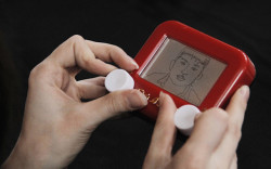 Etch-A-Sketch artist